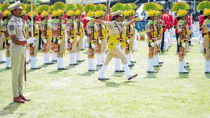 గోల్కొండ కోటపై జాతీయ జెండాను ఎగురవేసిన సీఎం రేవంత్ 