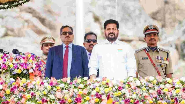 గోల్కొండ కోటపై జాతీయ జెండాను ఎగురవేసిన సీఎం రేవంత్ 