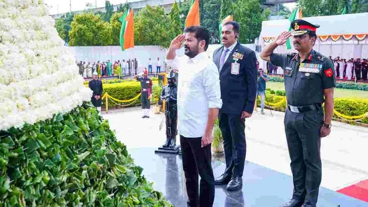 గోల్కొండ కోటపై జాతీయ జెండాను ఎగురవేసిన సీఎం రేవంత్ 