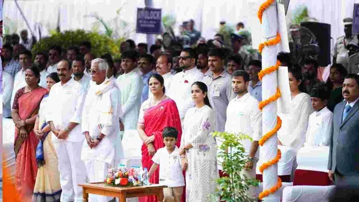 గోల్కొండ కోటపై జాతీయ జెండాను ఎగురవేసిన సీఎం రేవంత్ 