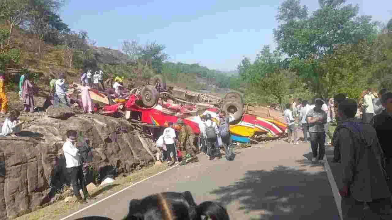 బస్సు బోల్తా.. 15 మంది మృతి