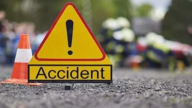 బస్సు బోల్తా.. 30 మంది ప్రయాణికులకు గాయాలు