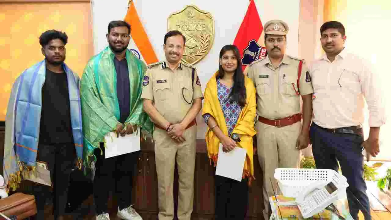 చిన్నారిని రక్షించిన సాహసవంతులకు సీపీ సజ్జనార్ సన్మానం