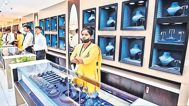 నిలువు కాళ్లపైనే...