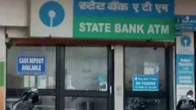 ఏటీఎం వద్ద రైతుకు టోకరా.. నగదు చోరీ