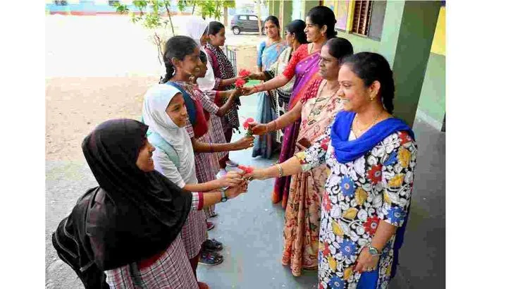 తెలంగాణలో మోగిన బడి గంట.. విద్యార్థుల సందడి
