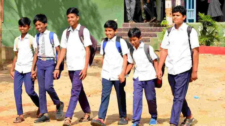 తెలంగాణలో మోగిన బడి గంట.. విద్యార్థుల సందడి