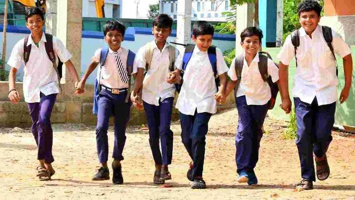 తెలంగాణలో మోగిన బడి గంట.. విద్యార్థుల సందడి