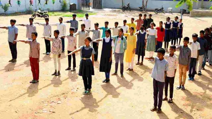 తెలంగాణలో మోగిన బడి గంట.. విద్యార్థుల సందడి