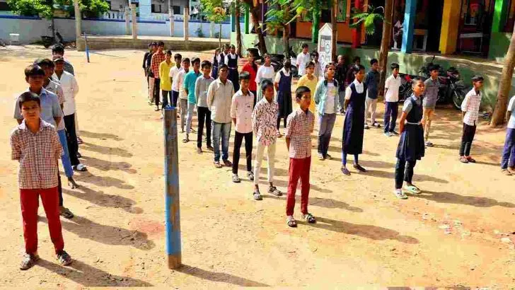 తెలంగాణలో మోగిన బడి గంట.. విద్యార్థుల సందడి