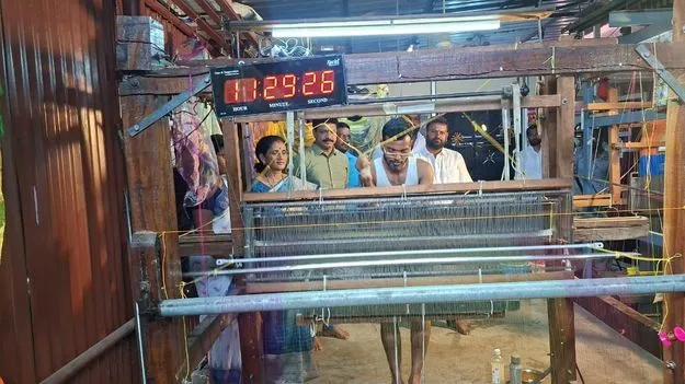 170 నిమిషాల్లో అగ్గిపెట్టెలో అమరే చీర..