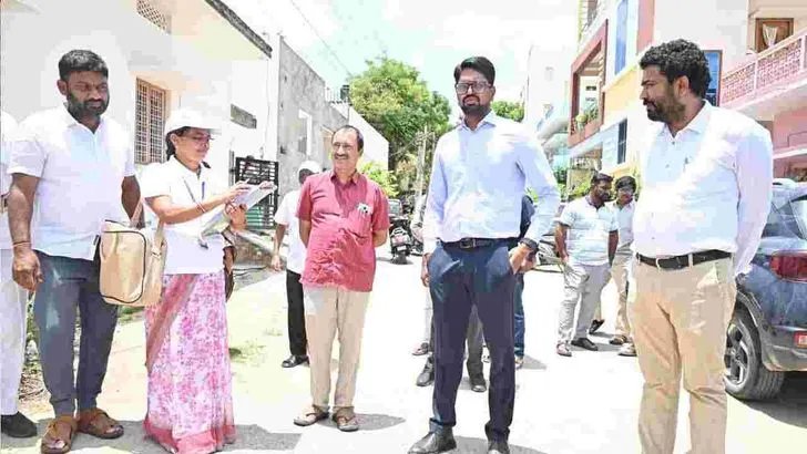 తెలంగాణలో  SIR ప్రక్రియ ప్రారంభం.. ఓటర్లకు ఎన్యూమరేషన్ ఫారాల అందజేత