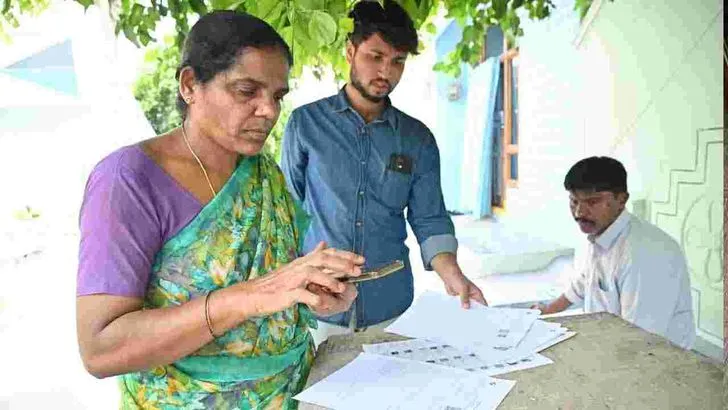 తెలంగాణలో  SIR ప్రక్రియ ప్రారంభం.. ఓటర్లకు ఎన్యూమరేషన్ ఫారాల అందజేత