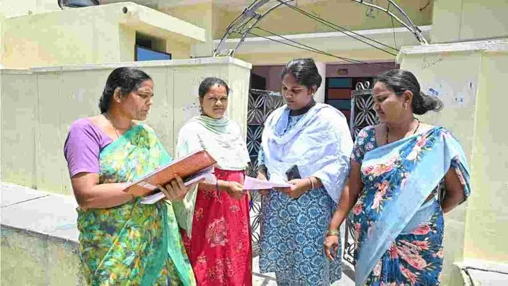 తెలంగాణలో  SIR ప్రక్రియ ప్రారంభం.. ఓటర్లకు ఎన్యూమరేషన్ ఫారాల అందజేత