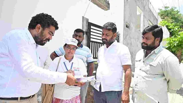 తెలంగాణలో  SIR ప్రక్రియ ప్రారంభం.. ఓటర్లకు ఎన్యూమరేషన్ ఫారాల అందజేత