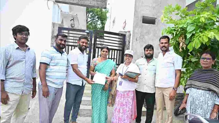 తెలంగాణలో  SIR ప్రక్రియ ప్రారంభం.. ఓటర్లకు ఎన్యూమరేషన్ ఫారాల అందజేత