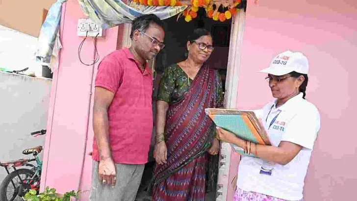 తెలంగాణలో  SIR ప్రక్రియ ప్రారంభం.. ఓటర్లకు ఎన్యూమరేషన్ ఫారాల అందజేత