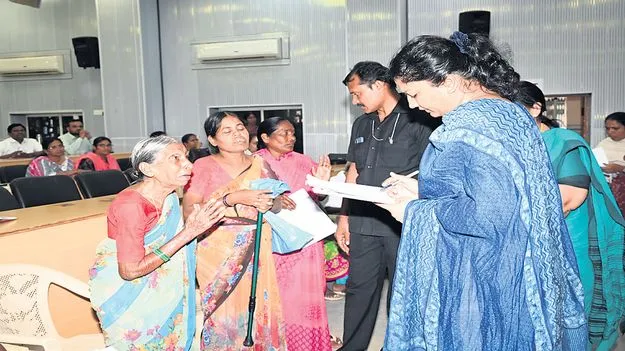ప్రజావాణి దరఖాస్తులను పరిష్కరించాలి