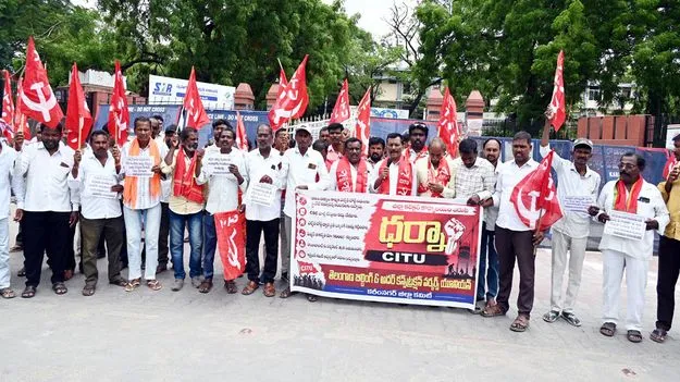 సంక్షేమ పథకాలను ప్రైవేటు సంస్థలకు ఇవ్వవద్దు