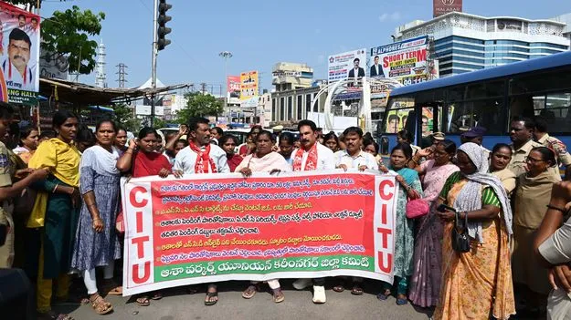 మంత్రి ఇంటి ముట్టడికి యత్నం