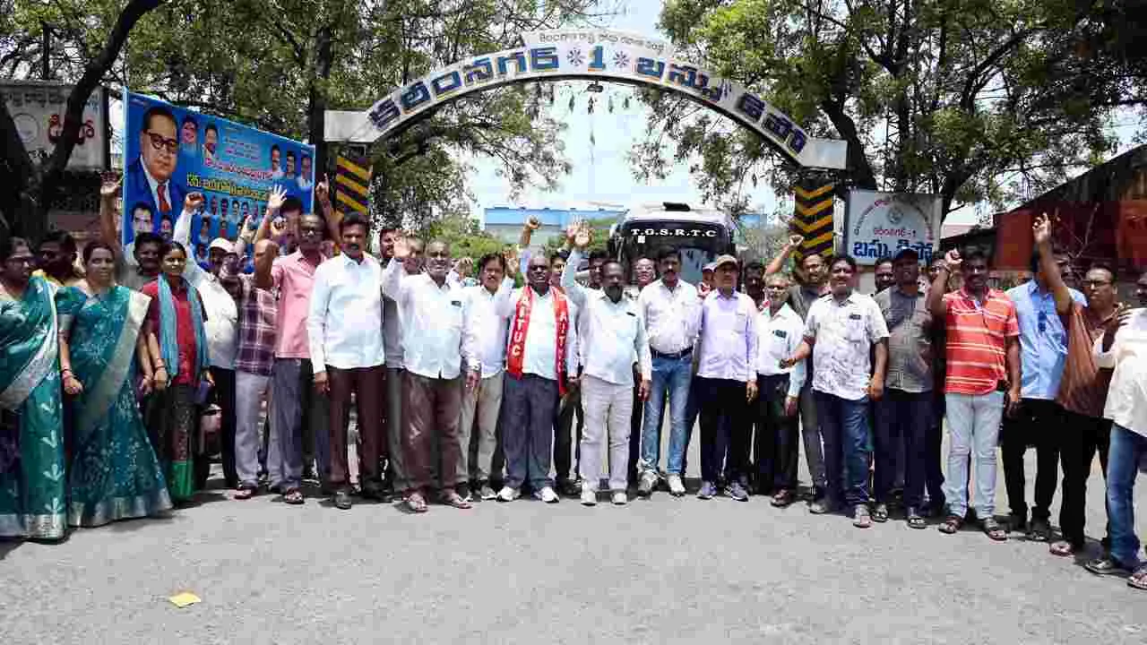 ఆర్టీసీ కార్మికుల సమస్యలు పరిష్కరించాలి