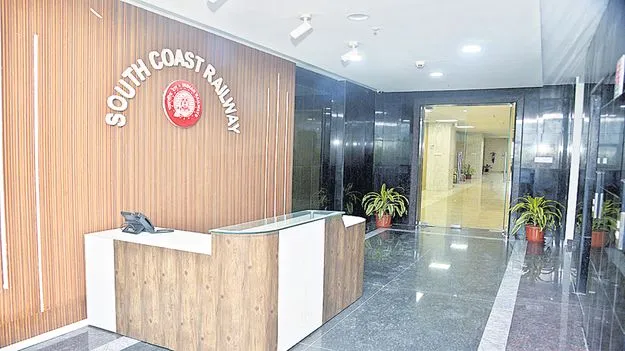 రైల్వే జోన్‌కు ఉద్యోగుల రాకలో జాప్యం