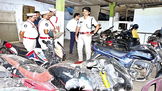 దత్తత కానిస్టేబుళ్లు గ్రామాలు సందర్శించాలి: ఎస్పీ