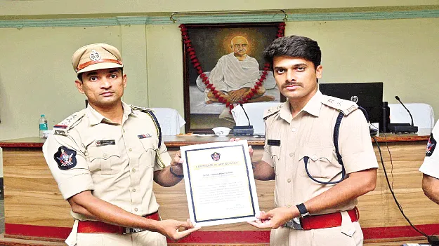 ‘పోలీస్‌ ఆంత్రిక్‌ సురక్ష సేవాపథక్‌’ పతకాల ప్రదానం 