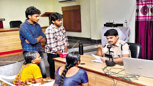 ప్రతి ఫిర్యాదును బాధ్యతగా పరిష్కరించాలి