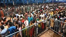 సింహాచలంలో స్వామి వారి చందనోత్సవం.. దర్శించుకున్న ప్రముఖులు