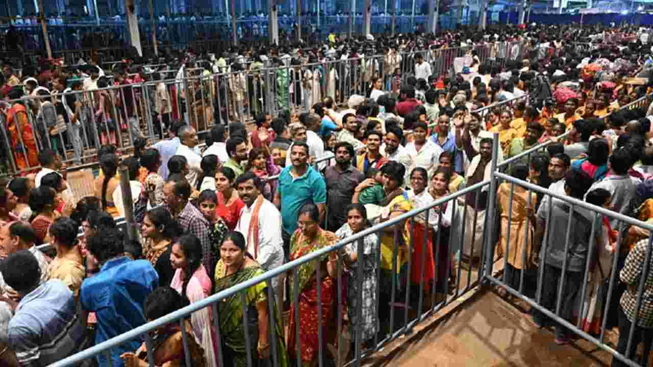 సింహాచలంలో స్వామి వారి చందనోత్సవం.. దర్శించుకున్న ప్రముఖులు