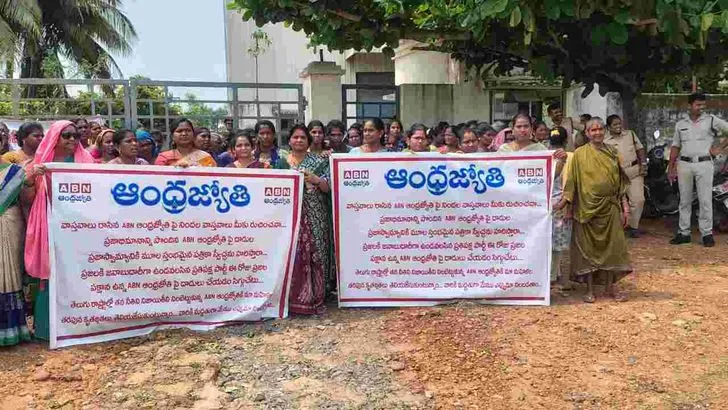  ఏపీ వ్యాప్తంగా ఏబీఎన్-ఆంధ్రజ్యోతి కార్యాలయాల వద్ద ఉద్రిక్త పరిస్థితులు