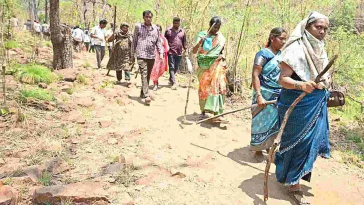 సలేశ్వరానికి పోటెత్తిన భక్తులు