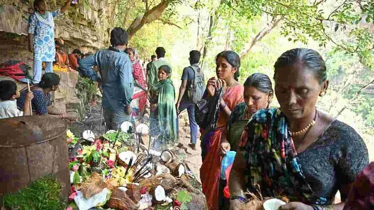 సలేశ్వరానికి పోటెత్తిన భక్తులు