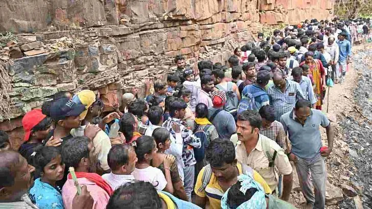 సలేశ్వరానికి పోటెత్తిన భక్తులు