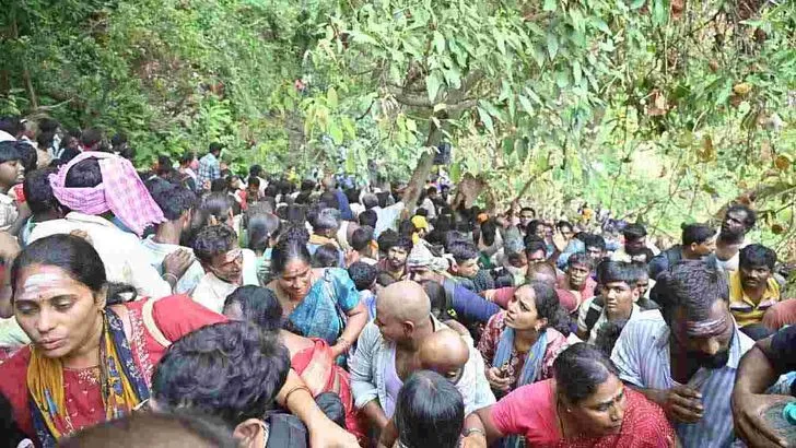 సలేశ్వరానికి పోటెత్తిన భక్తులు