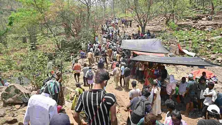 సలేశ్వరానికి పోటెత్తిన భక్తులు