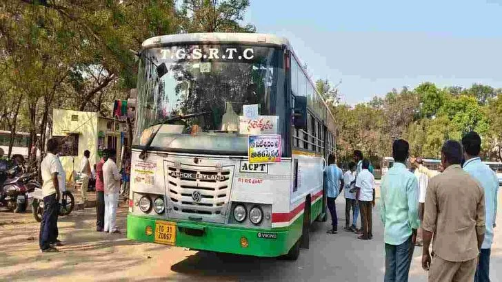 సలేశ్వరానికి పోటెత్తిన భక్తులు