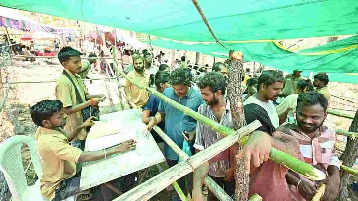 సలేశ్వరానికి పోటెత్తిన భక్తులు