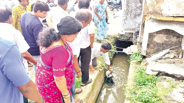 కాలువలో చేయిపెట్టి.. చెత్తను తీసి