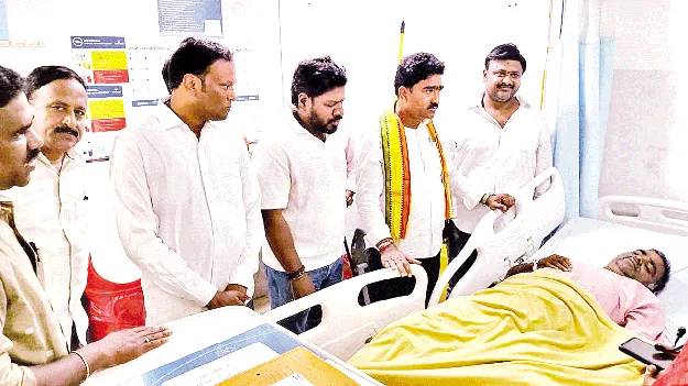  ‘ఆంధ్రజ్యోతి’ సబ్‌ ఎడిటర్‌కు ఎమ్మెల్యే పరామర్శ