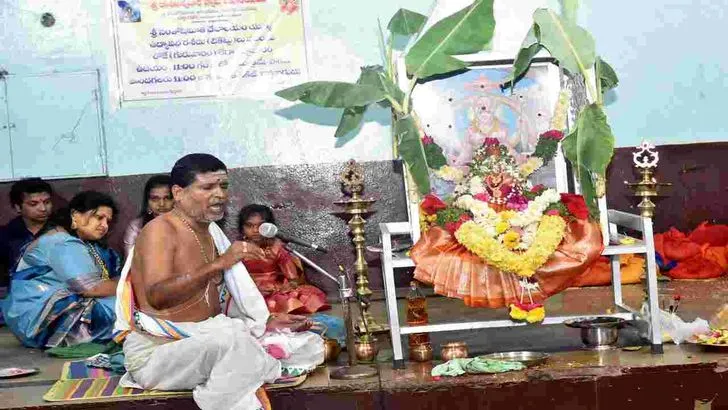 వరలక్ష్మీ శుక్రవారం.. భక్తులతో కిక్కిరిసిన దేవాలయాలు