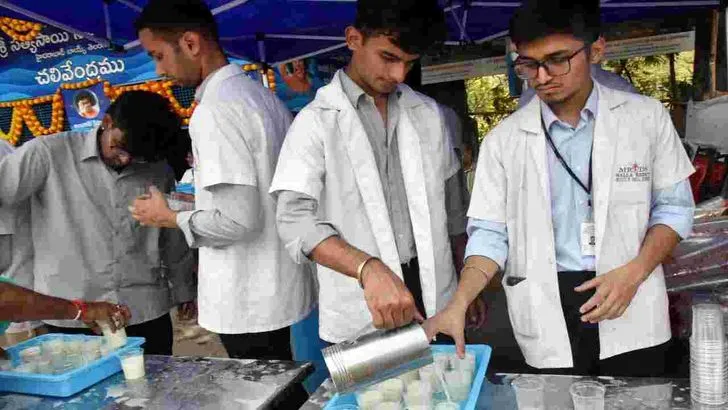 మండుతున్న ఎండలు.. శ్రీసత్యసాయి సేవా ట్రస్ట్ మజ్జిగ పంపిణీ