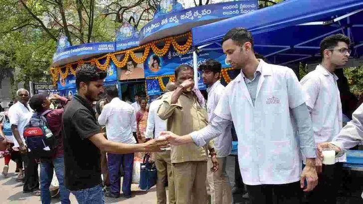 మండుతున్న ఎండలు.. శ్రీసత్యసాయి సేవా ట్రస్ట్ మజ్జిగ పంపిణీ
