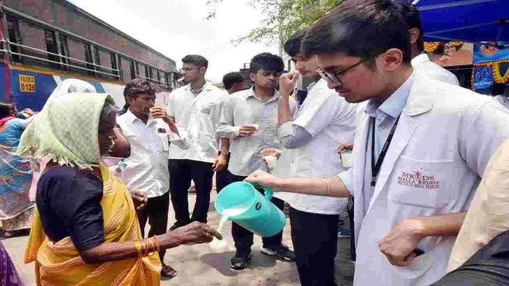 మండుతున్న ఎండలు.. శ్రీసత్యసాయి సేవా ట్రస్ట్ మజ్జిగ పంపిణీ