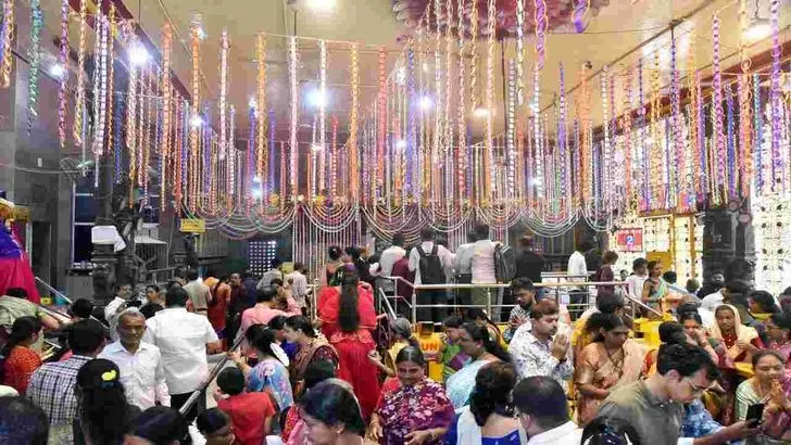 వరలక్ష్మీ శుక్రవారం.. భక్తులతో కిక్కిరిసిన దేవాలయాలు