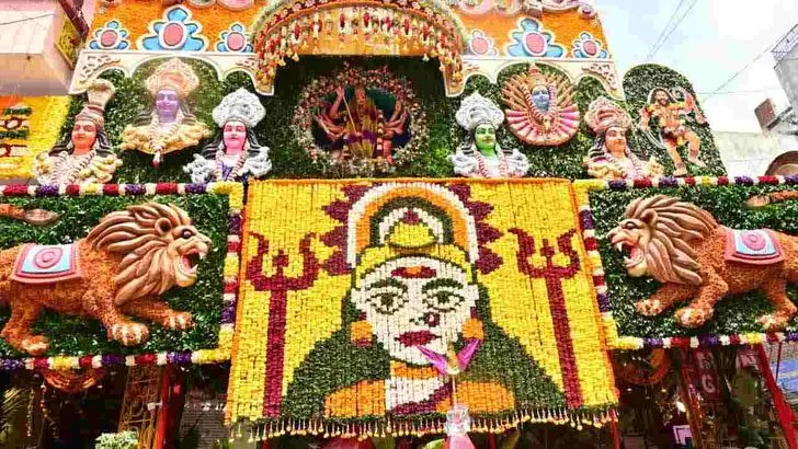భాగ్యనగరంలో లష్కర్ బోనాలు.. అమ్మవారికి బోనం సమర్పించేందుకు పోటెత్తిన భక్తులు