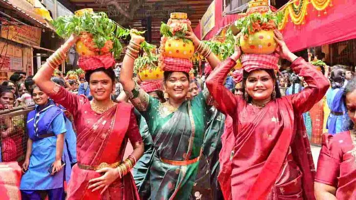 భాగ్యనగరంలో లష్కర్ బోనాలు.. అమ్మవారికి బోనం సమర్పించేందుకు పోటెత్తిన భక్తులు