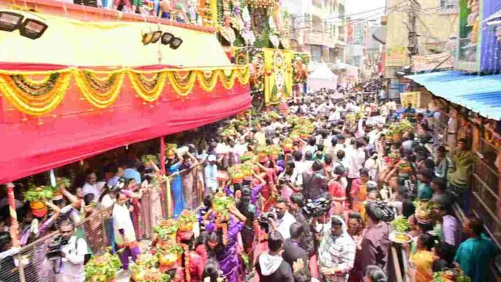భాగ్యనగరంలో లష్కర్ బోనాలు.. అమ్మవారికి బోనం సమర్పించేందుకు పోటెత్తిన భక్తులు