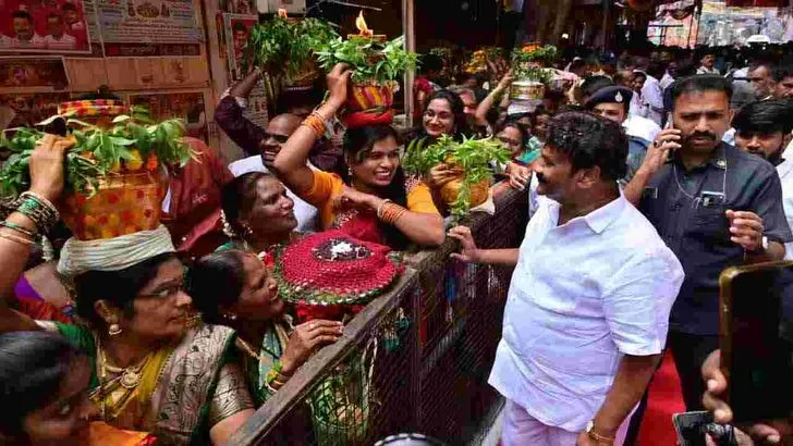 భాగ్యనగరంలో లష్కర్ బోనాలు.. అమ్మవారికి బోనం సమర్పించేందుకు పోటెత్తిన భక్తులు